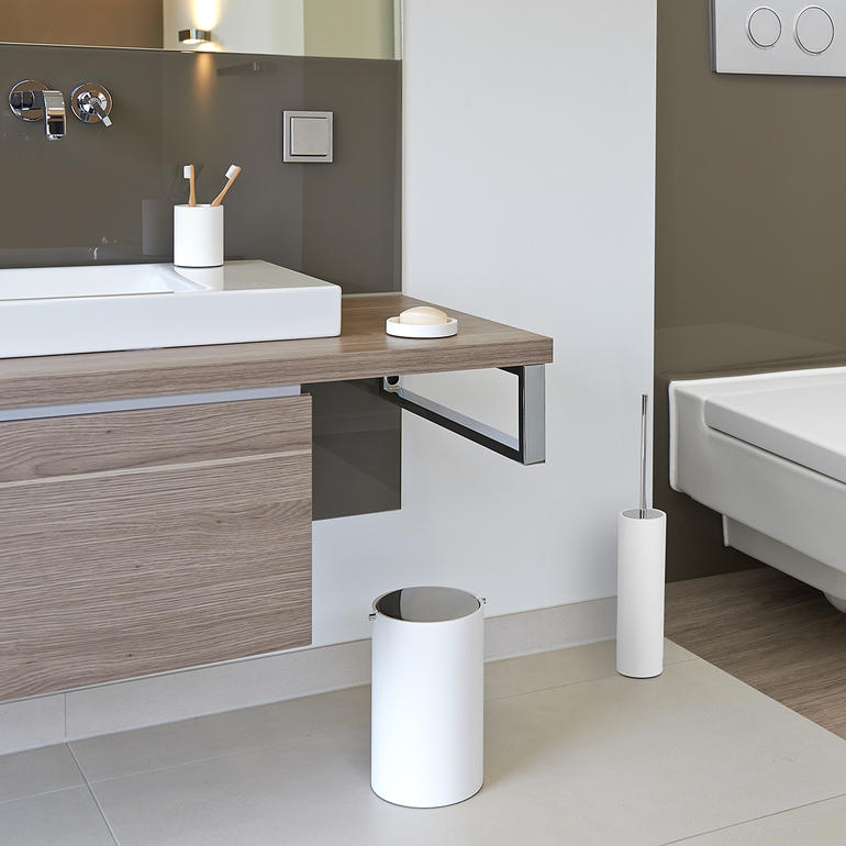 Esthétiques à l’unité, parfaits comme ensemble. Aménagement moderne de salle de bain avec la série Stone en blanc