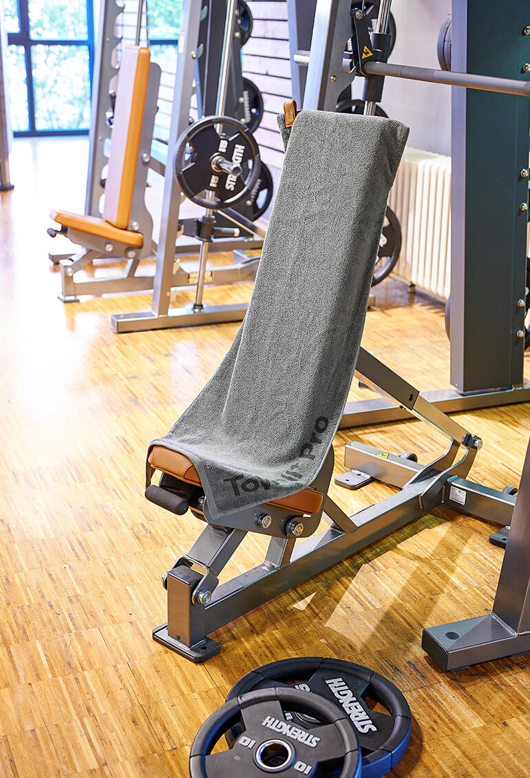Serviette de sport magnétique sur un banc d'entraînement dans la salle de sport