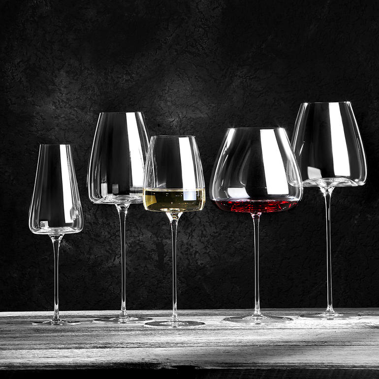 Ensemble de deux verres à vin élégants sur une table.