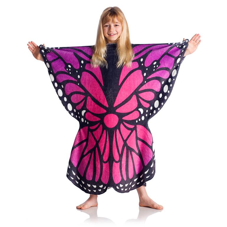 Fille en poncho avec motif de papillon en rose et noir sur fond clair.