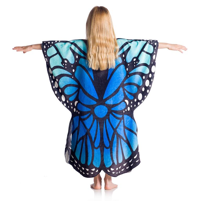 Poncho à motif papillon Fille dans une couverture à capuche avec motif de papillon, vue de dos.