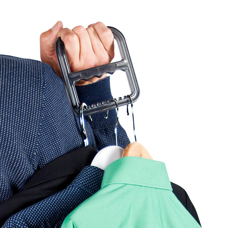 Vous transportez jusqu’à 9 cintres facilement et avec une seule main. Main tenant un porte-vêtements portant plusieurs vêtements sur un cintre.