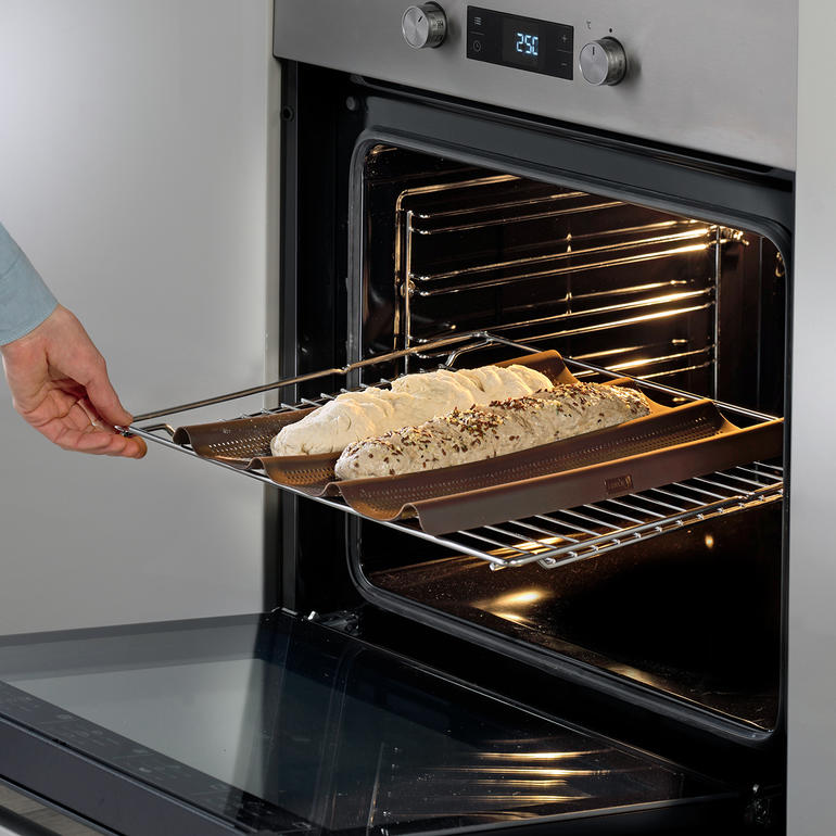Tapis de cuisson en silicone pour baguette retiré du four.