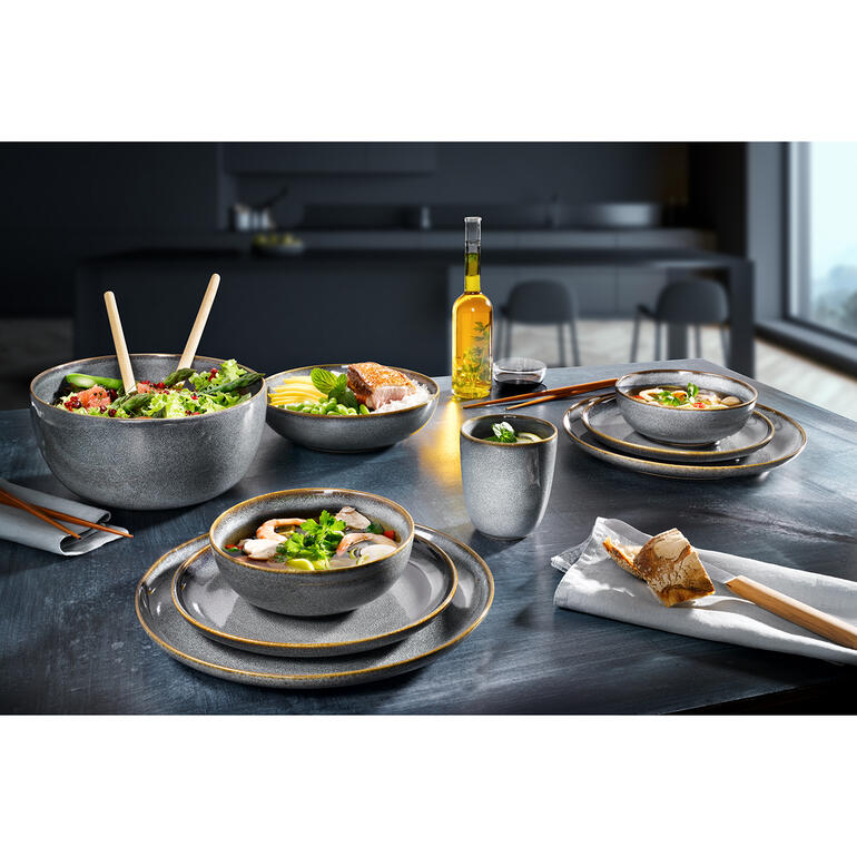 Vaisselle Saisons Dressage de table avec divers éléments de vaisselle sur une table