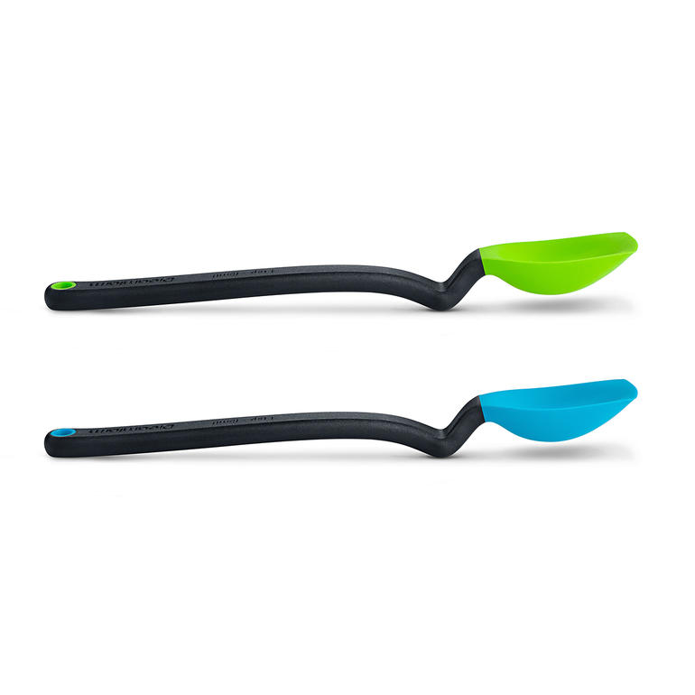 Vert et Turquoise Deux cuillères à tartiner en vert et turquoise sur une table