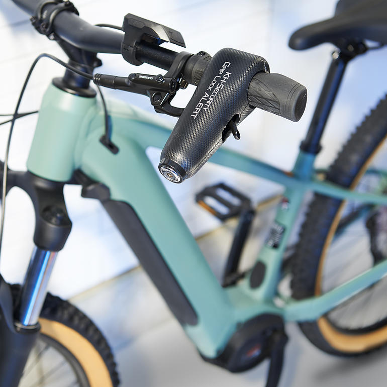 Antivol de vélo fixé au guidon d'un vélo.