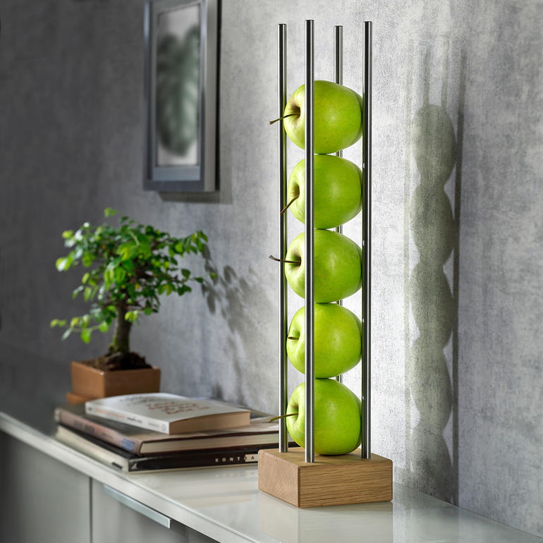 Porte-fruits avec des pommes vertes sur une table.