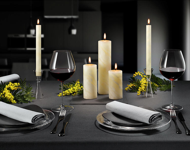 Bougies en cire d'abeille élégantes sur une table pour un dîner festif.