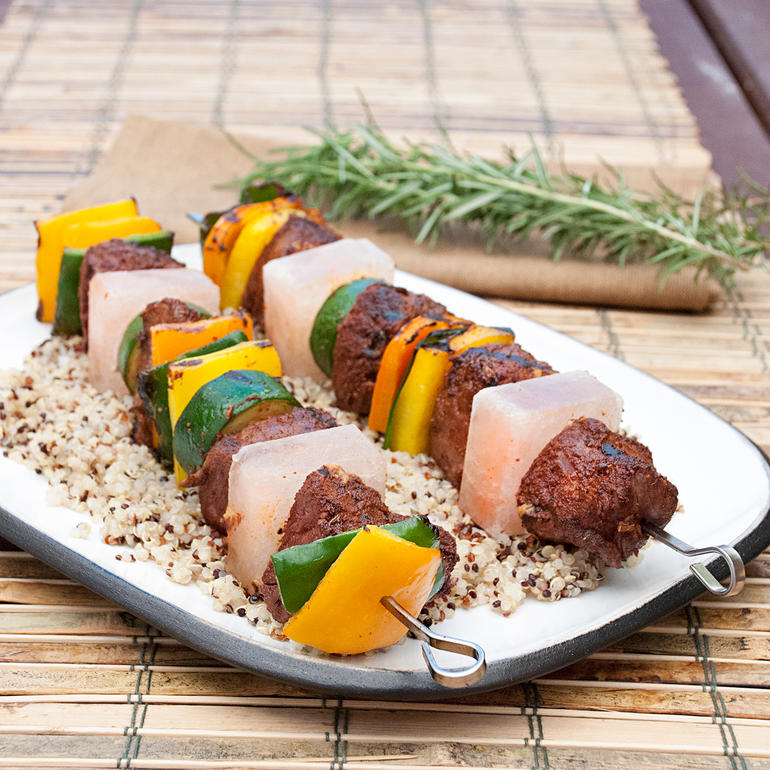Brochettes avec viande et légumes sur une assiette