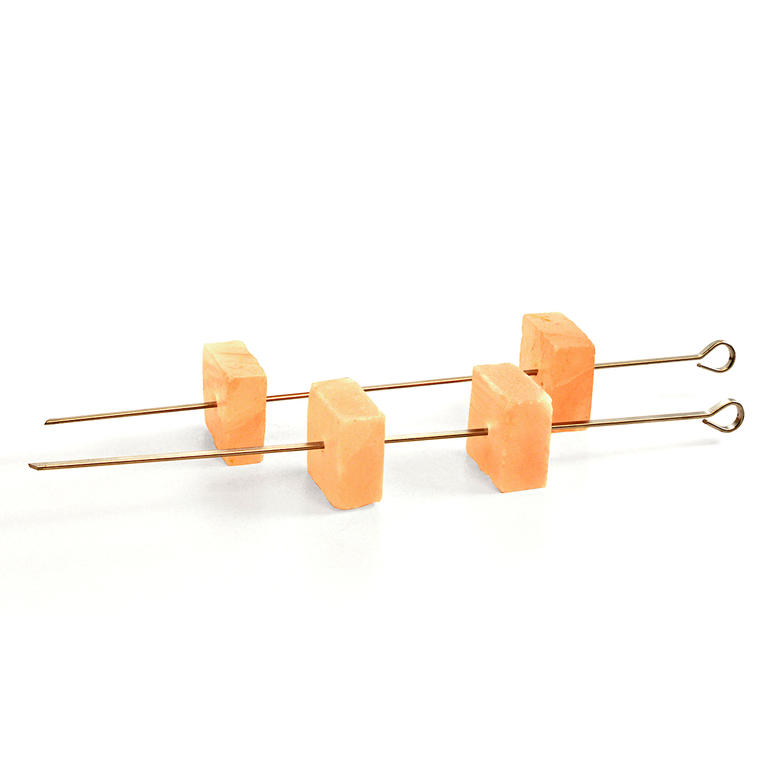 Deux brochettes avec pierres de sel et piques en métal