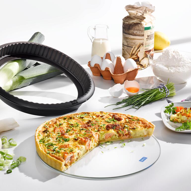 Moule à quiche en silicone avec fond en verre et ingrédients