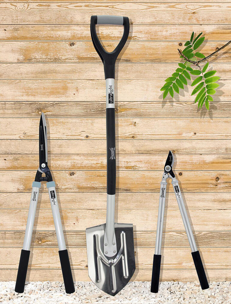 Outils de jardin ultra-légers Wilkinson sur fond en bois