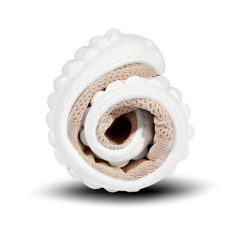 Seulement 8 mm d’épaisseur et ultra flexible : la semelle à picots. Baskets barefoot compressées en matériau élastique en forme de rouleau.