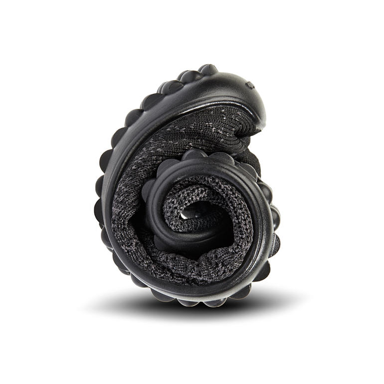 Seulement 8 mm d’épaisseur et ultra flexible : la semelle à picots en Lifolit®. Baskets noires Barfuß-leguano® Knit enroulées, compactées.
