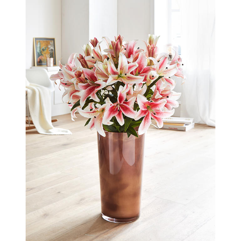 Rose Bouquet de lys dans un vase robuste dans le salon.