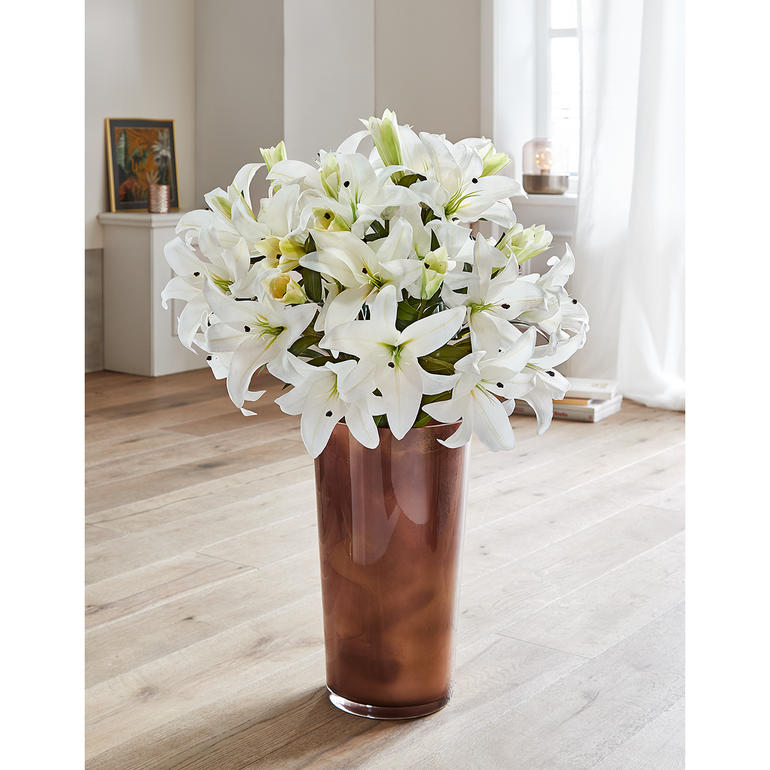 Grand bouquet de lys dans un vase élégante dans la pièce.