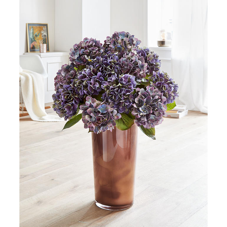 Une ravissante composition, qui s’harmonise parfaitement avec les couleurs claires ou foncées de votre intérieur. Hortensia colorée dans un bouquet dans un vase transparent.