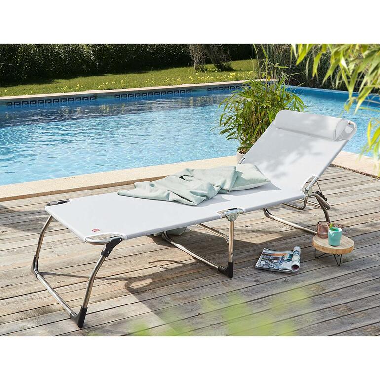 Gris argenté Chaiselongue XXL en couleur gris argenté près de la piscine.