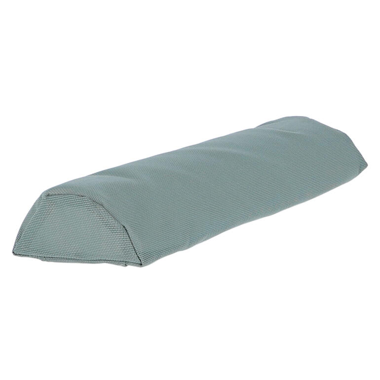 Coussin de cou en sauge avec un motif texturé.
