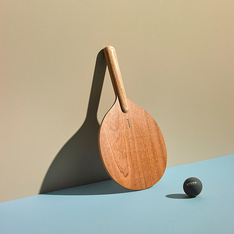 Beach ball, lot de 2 pièces, Marron Raquette en bois pour beachball avec balle noire sur fond bleu.
