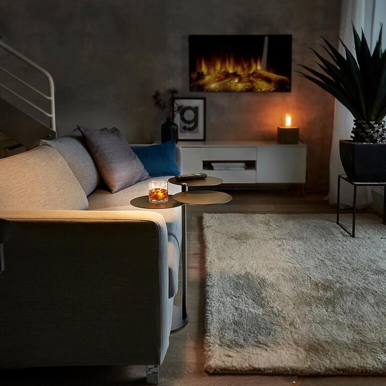 Table d'appoint MALO dans le salon avec une lumière douce et des plantes