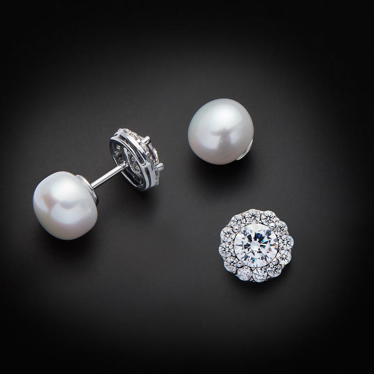 Boucles d’oreilles variables Boucles d'oreilles Vario avec une grande perle et une pierre scintillante séparée.