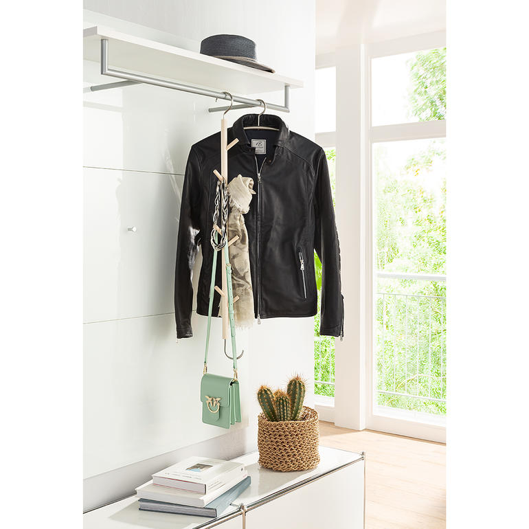 Crochet suspendu avec manteau et sacs à main, moderne et fonctionnel.