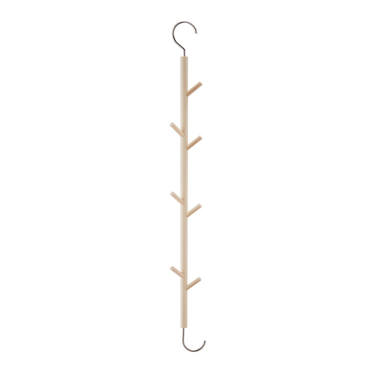 Crochet suspendu avec six étagères en bois clair.
