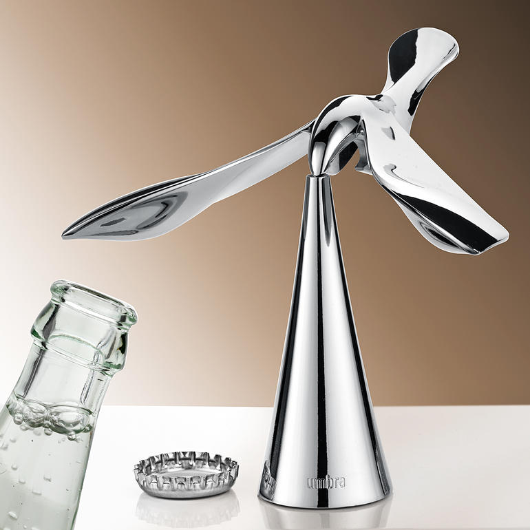 Tire-bouchon design élégant Tipsy en métal chromé sur fond clair