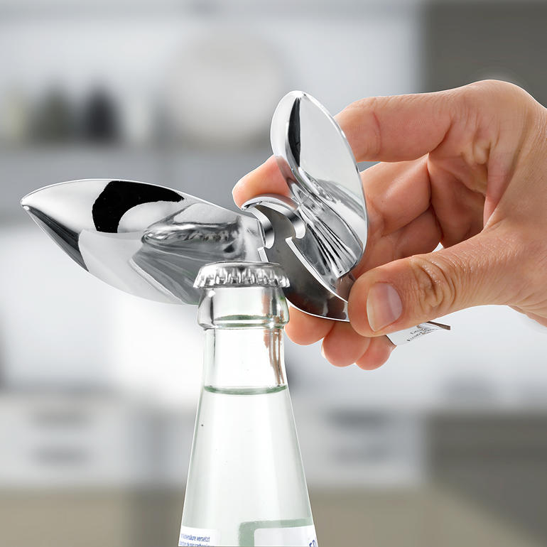 Main utilisant le tire-bouchon design Tipsy pour ouvrir une bouteille