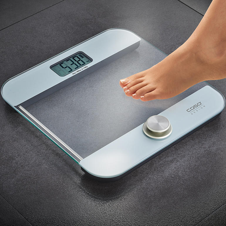 Pèse-personne sans batterie avec pied sur une surface.