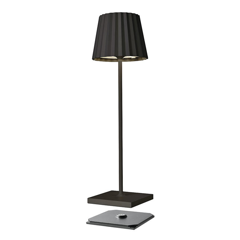 Il suffit d’appuyer avec votre doigt sur la tête de la lampe pour ajuster l’intensité lumineuse à vos besoins. Lampe de table design rechargeable avec un abat-jour noir et une base carrée.