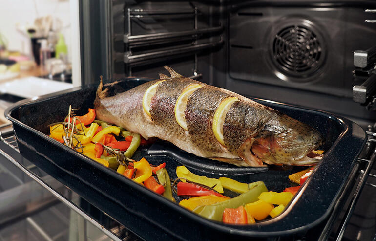 Poisson cuit avec légumes dans un four