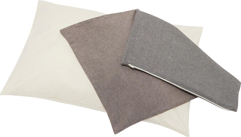 Trois housses de coussin de différentes couleurs