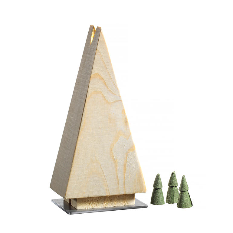 Sapin à encens Cèdre à fumer en bois, avec de petits sapins verts à proximité.