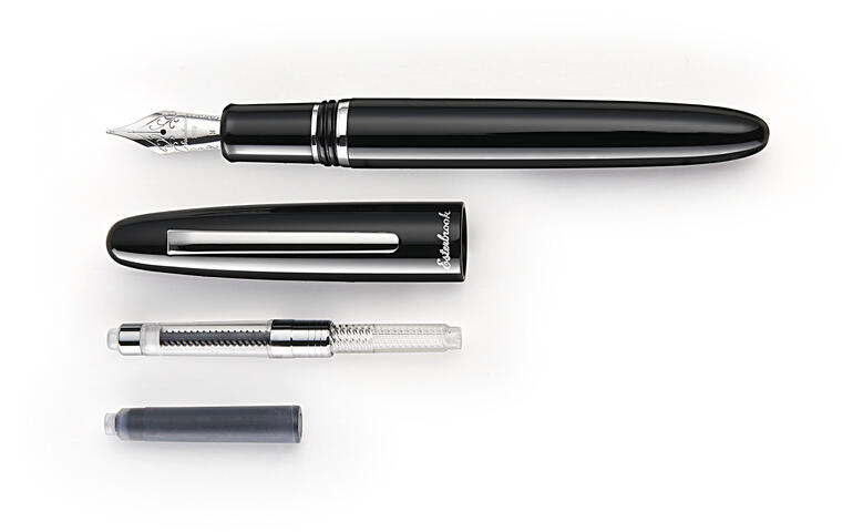 Stylo Esterbrook avec capuchon détachable et cartouches en détail.
