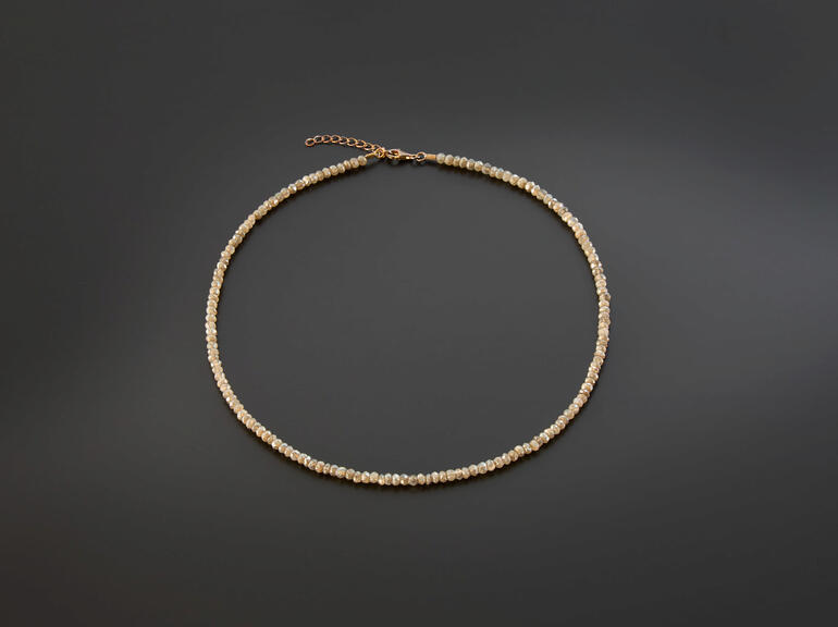 Collier avec des pierres Salt & Pepper mélangées.