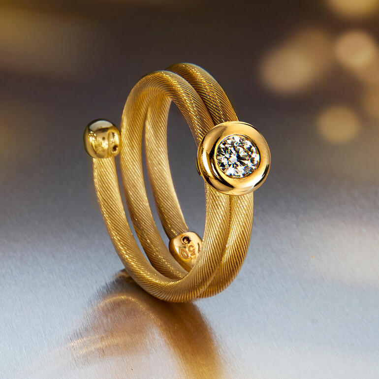 Bague dorée avec un design de diamant