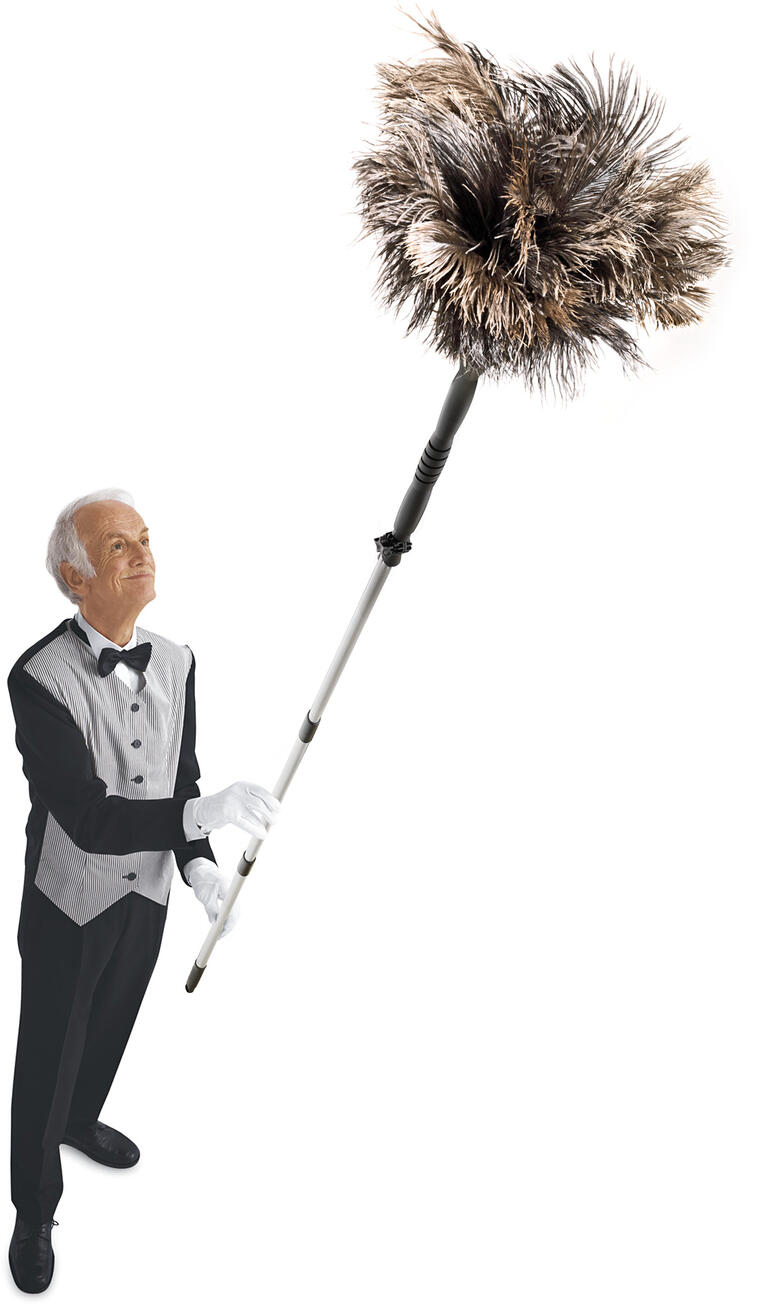 Homme avec plumeau en plumes d'autruche