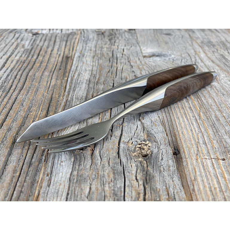Couteau à steak et fourchette sur fond en bois