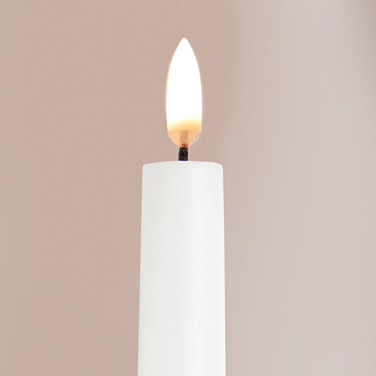 Bougies fines à LED UYUNI Lighting, lot de 2 pièces Bougie LED en forme de bâton blanche avec une pointe vacillante.