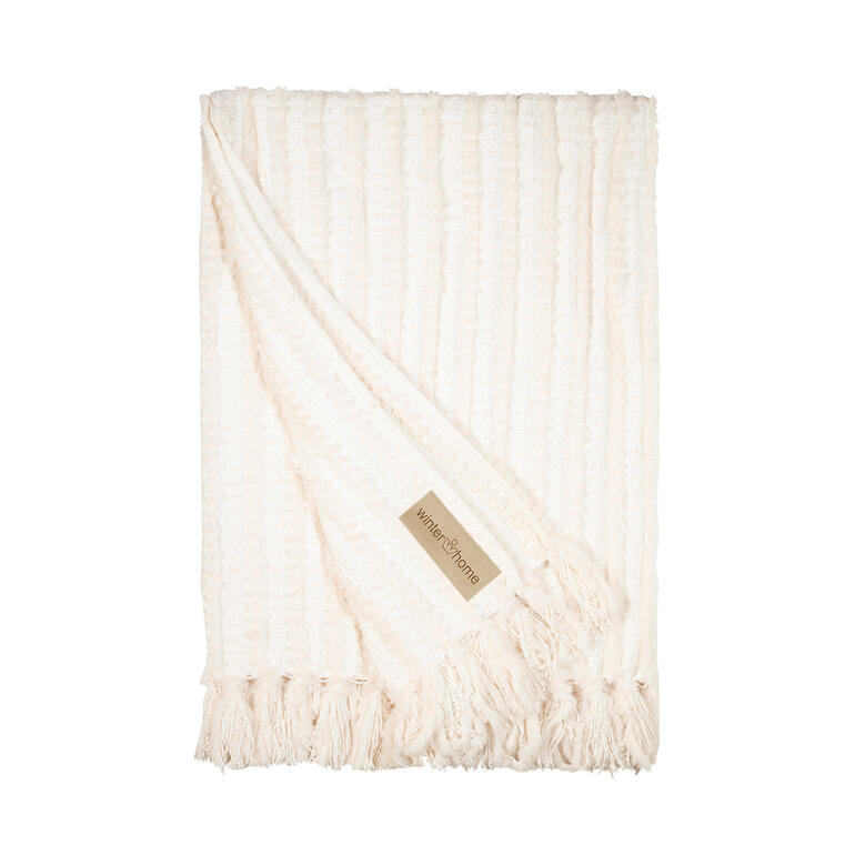 Couverture de maille en chenille et fausse fourrure Couverture en tricot ecru sur fond blanc.