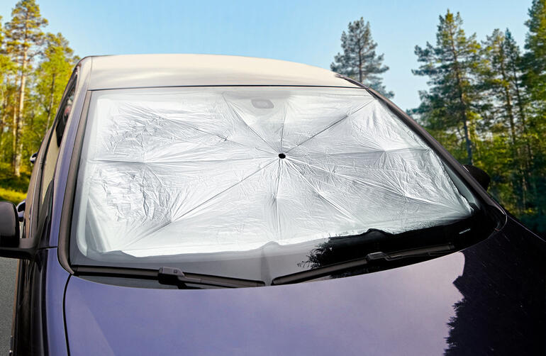 Parasoleil sur le pare-brise d'un véhicule