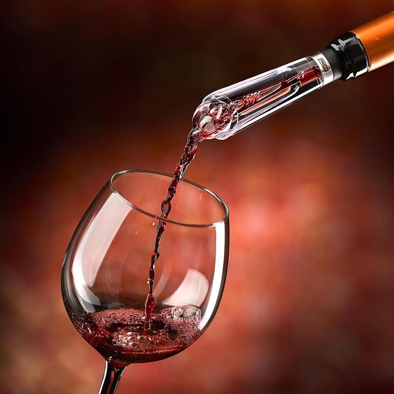 Du vin versé dans un verre avec un décanteur sans étiquette