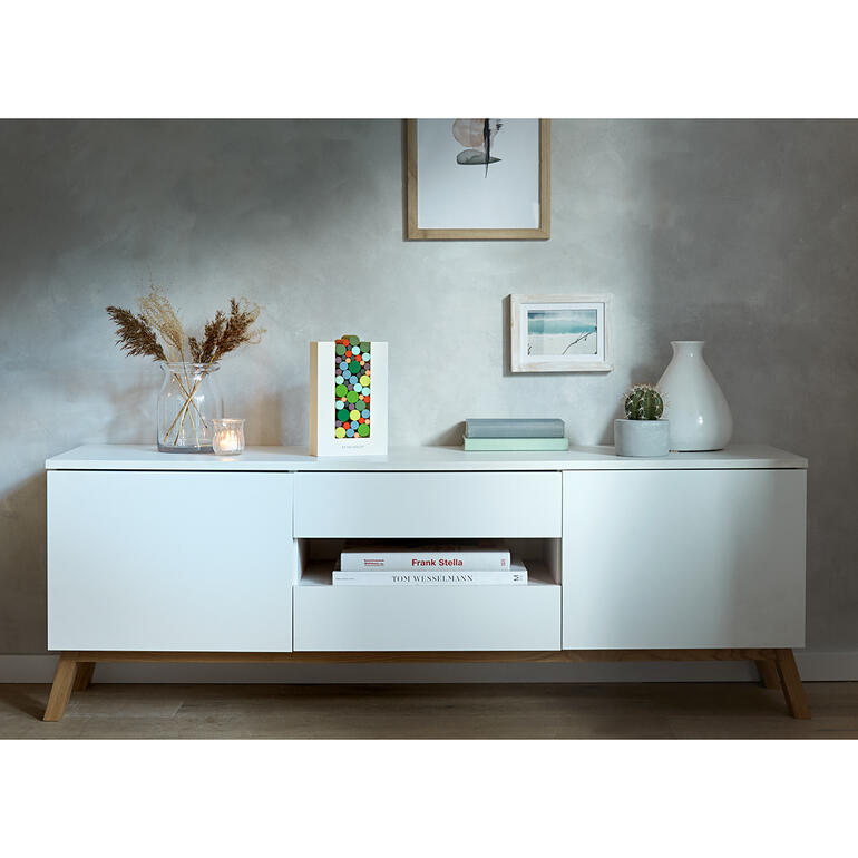 Des challenges toujours plus épineux permettent à ce jeu de rester surprenant. Mobilier en bois à côté d'un jeu de dextérité Woodman sur un meuble.