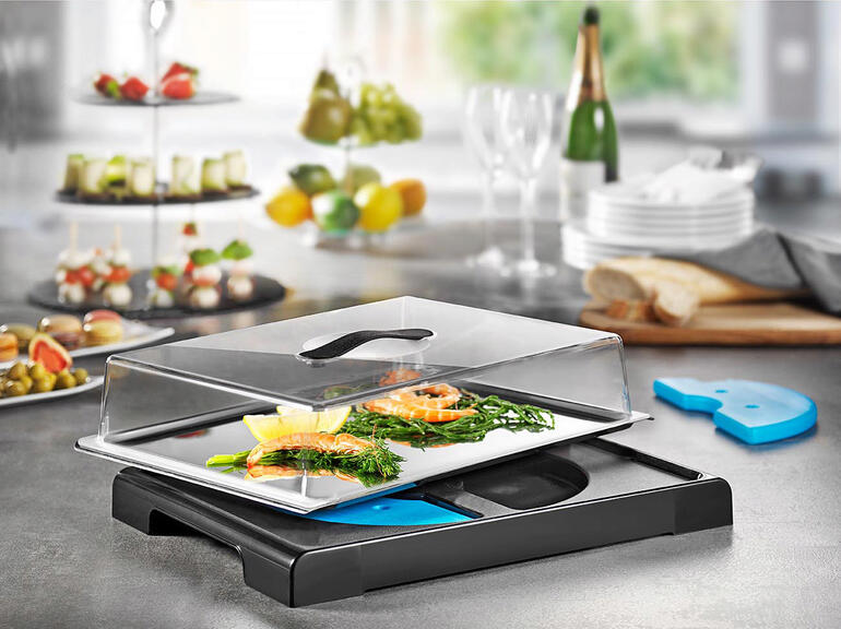Plateau fraîcheur avec mets légers et un couvercle transparent