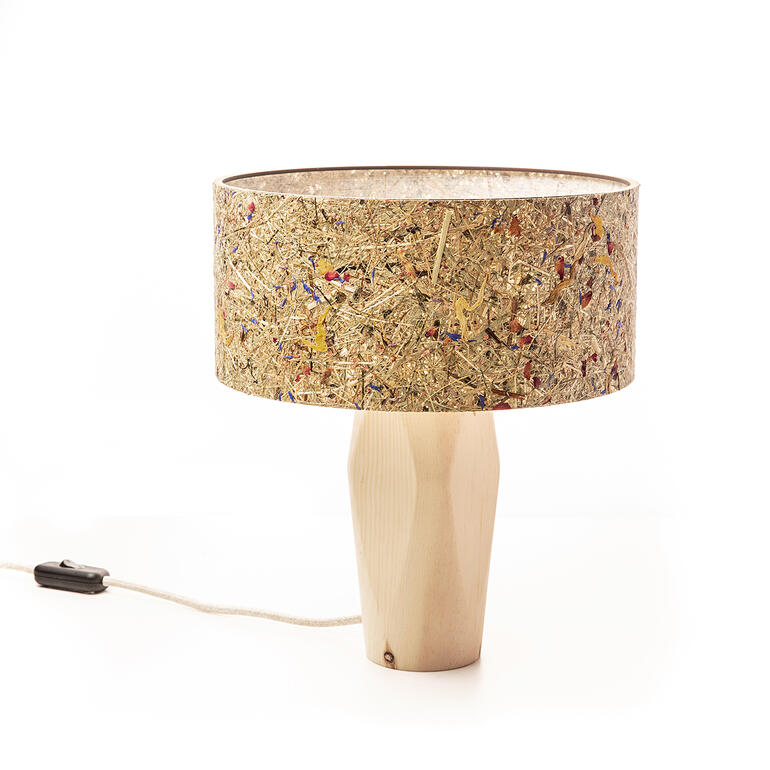 Lampe de table en bois de pin avec un abat-jour décoratif sur fond blanc