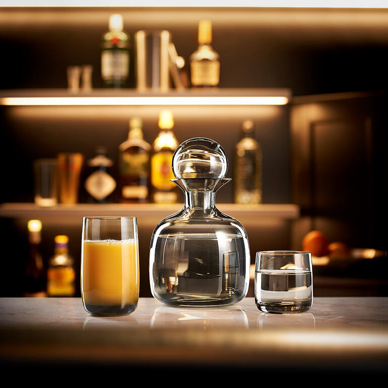 Carafe et verres de la collection ASA Design sur un bar.