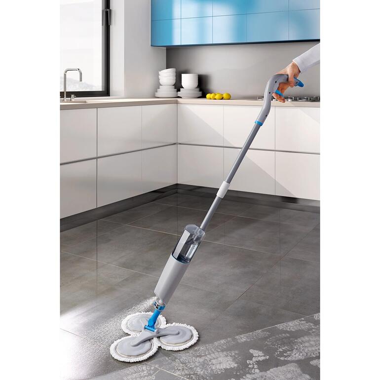 Mop à spray 360° utilisée sur un sol.