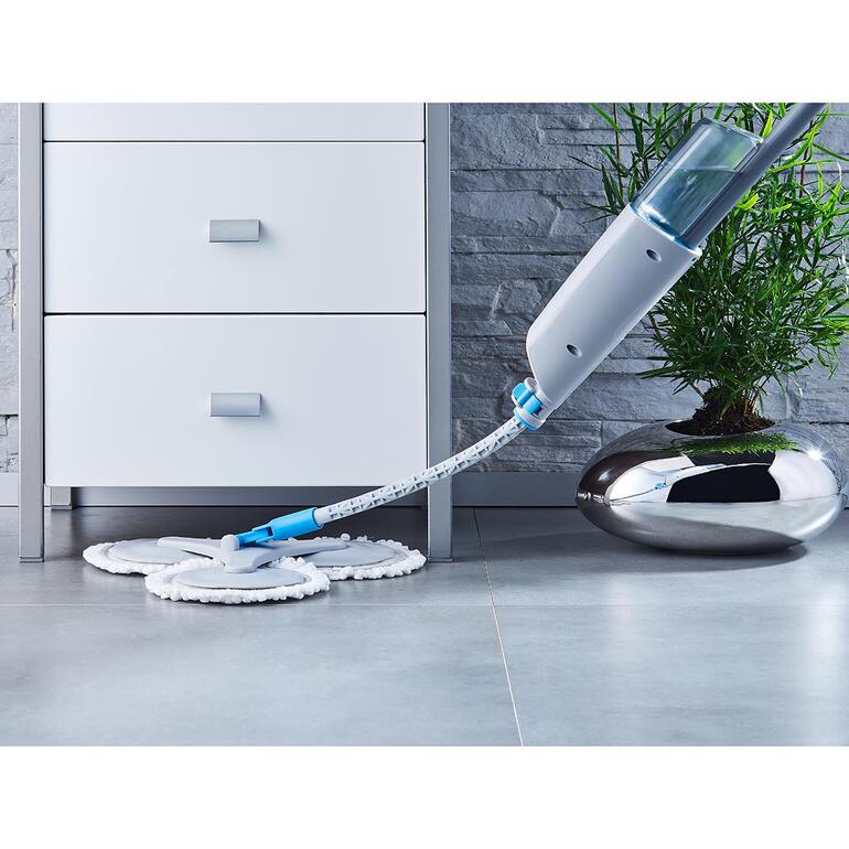 Mop à spray 360° nettoie le sol dans une pièce moderne.